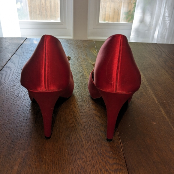 Red satin party pumps with rhinestone bows - Picture 3 of 4